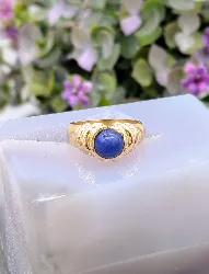 bague bombée centrée d'un lapis-lazuli rond en cabochon or 750 millième (18 ct) 7,87g