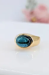 bague bombée sertie d'une tourmallne bleue en cabochon or 750 millième (18 ct) 6,31g