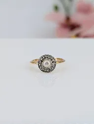 bague couronne centrée d'une perle de culture entourée de petits diamants taille rose or 750 millième (18 ct) 1,99g