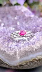 bague en or blanc centrée d'un rubis dans une pavage de petits diamants or 375 millième (9 ct) 1,55g