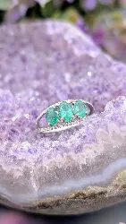 bague en or blanc centrée de 3 émeraudes épaulées par 2 lignes de petits diamants or 375 millième (9 ct) 1,54g