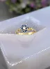 bague fleur en or centrée d'un petit diamant entouré de 5 saphirs or 750 millième (18 ct) 1,66g