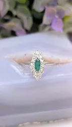 bague marquise centrée d'une émmeraude entourée de 12 diamants or 750 millième (18 ct) 2,67g