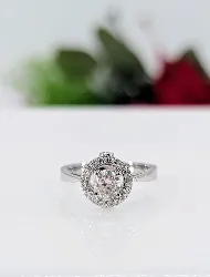 bague solitaire centrée d'un diamant d'environ 0,45cts entouré de 20 petits diamants or 750 millième (18 ct) 3,65g