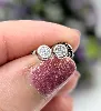 boucles d'oreilles chacune sertie d'un diamant d'environ 0,05ct or 750 millième (18 ct) 1,34g