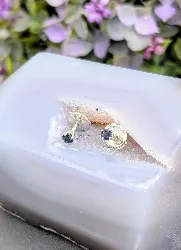 boucles d'oreilles puces en or blanc chacune sertie d'un saphir or 750 millième (18 ct) 1,4g