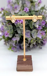 boucles d'oreilles puces fleur chacune sertie d'une perle fermoir en vis or 750 millième (18 ct) 2,07g