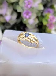 bague en 2 ors centré d'un saphir et 6 diamants or 750 millième (18 ct) 3,08g