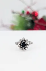 bague marguerite centrée d'un saphir entouré de 10 diamants d'environ 0,50ct au total or 750 millième (18 ct) 4,83g