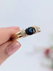 bague or centrée d'un saphir épaulé de 4 diamants or 750 millième (18 ct) 4,0g