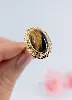 bague or ornée d'une pierre  l'oeil de tigre en cabochon or 750 millième (18 ct) 6,54g