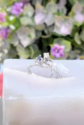 bague stylisée en or gris ornée d'un saphir et un diamant d'environ 0,07ct or 750 millième (18 ct) 2,52g