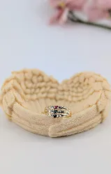 bague v 3 rangs centrée d'un rubis, d'une émeraude et un saphir épaulés de petits diamants or 750 millième (18 ct) 2,33g