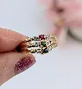 bague v 3 rangs centrée d'un rubis, d'une émeraude et un saphir épaulés de petits diamants or 750 millième (18 ct) 2,33g