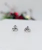 boucles d'oreilles chacune ornée de 3 diamants d'envrion 0,42ct au total or 750 millième (18 ct) 0,99g