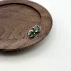13046250 boucles d'oreilles chacune avec une pierre verte ronde et encournée des oxydes argent 925 millième (22 ct) 2,6g argent 92