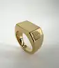 bague a.p.c. chevalière minimaliste en laiton doré