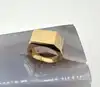 bague a.p.c. chevalière minimaliste en laiton doré