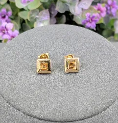 boucles d'oreilles puce carrée chacune sertie d'une citrine or 750 millième (18 ct) 3,26g