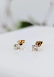 boucles d'oreilles puces chacune sertie d'un diamant d'environ 0,20ct or 750 millième (18 ct) 0,59g