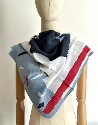 foulard / carré yves saint laurent l'hiver en soie fond bleu