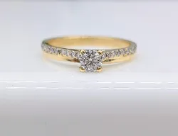 bague or solitaire diamant d'environ 0,25ct épaulé de 20 petits diamants or 750 millième (18 ct) 3,18g