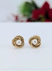 boucles d'oreilles or motif torsadé chacune centrée d'une perle de culture blanche or 750 millième (18 ct) 1,79g