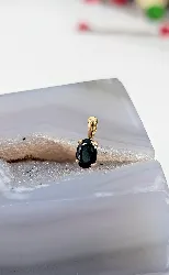 pendentif or orné d'un saphir ovale or 750 millième (18 ct) 0,54g