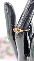 bague or centrée des pierres violettes et oxydes or 750 millième (18 ct) 2,33g