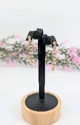boucles d'oreilles ligne en or chacune serti clos de 8 petits diamants or 750 millième (18 ct) 2,51g