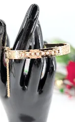 bracelet jonc ouvrant en or rose motifs fleurs orné de 8 perles (probablement fines) or 750 millième (18 ct) 15,64g