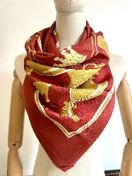 carré 90 / foulard hermès "echiquier" en soie dans tons dominants rouge et doré 88 x 88 cm