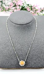 collier or blanc pendentif opale entouré de 18 diamants environ 0,72ct au total or 750 millième (18 ct) 8,67g