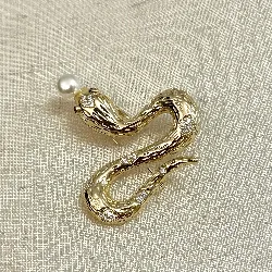 fbrc038 broche serpent oeil rouge en acier avec oxydes et perle synthétique