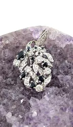 pendentif forme feuille en or blanc serti des saphirs et d'environ au total 0,75ct de diamants or 750 millième (18 ct) 5,17g