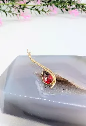 pendentif stylé orné d'une pierre rouge (probablement grenat) or 750 millième (18 ct) 1,86g