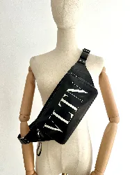 sac banane en cuir noir valentino garavani