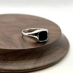 70512416 bague chevalière sertie de pierre onyx carée t68 argent 925 millième (22 ct) 4,63g