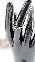 bague en or rose centrée d'un saphir épaulé de 2 diamants taille ancienne or 750 millième (18 ct) 2,37g