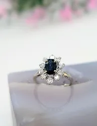 bague marguerite centrée d'un saphir entouré de 10 diamants or 750 millième (18 ct) 3,82g