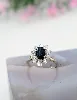 bague marguerite centrée d'un saphir entouré de 10 diamants or 750 millième (18 ct) 3,82g