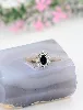 bague marguerite centrée d'un saphir entouré de 10 diamants or 750 millième (18 ct) 3,82g