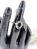 bague marguerite centrée d'un saphir entouré de 10 diamants or 750 millième (18 ct) 3,82g