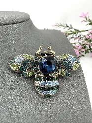 broche abeille en métal couleur bronze ornée des strass verts, bleus et violets
