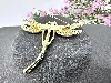 broche libellule en métal doré ornée des strass verts, blancs et roses
