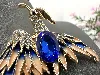broche phénix en métal doré et émaillé ornée des strass bleus et blancs