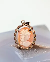 pendentif en or rose centré d'une camée coquillage avec profile d'une dame or 750 millième (18 ct) 2,20g