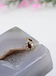 pendentif pierre rouge forme goutte entourée de 8 oxydes or 750 millième (18 ct) 0,82g