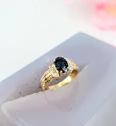 bague or centrée d'un saphir ovale épaulé de petits diamants or 750 millième (18 ct) 3,02g