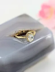 bague solitaire en or centrée d'un oxyde ovale entouré de petits oxydes or 750 millième (18 ct) 2,54g